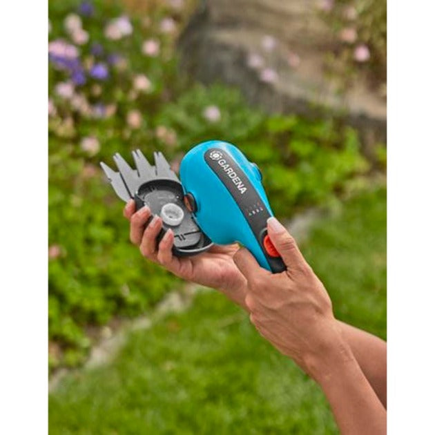 Load image into Gallery viewer, Gardena accugrasschaar classiccut li (turquoise zwart, li-ion-accu 2,5ah)
