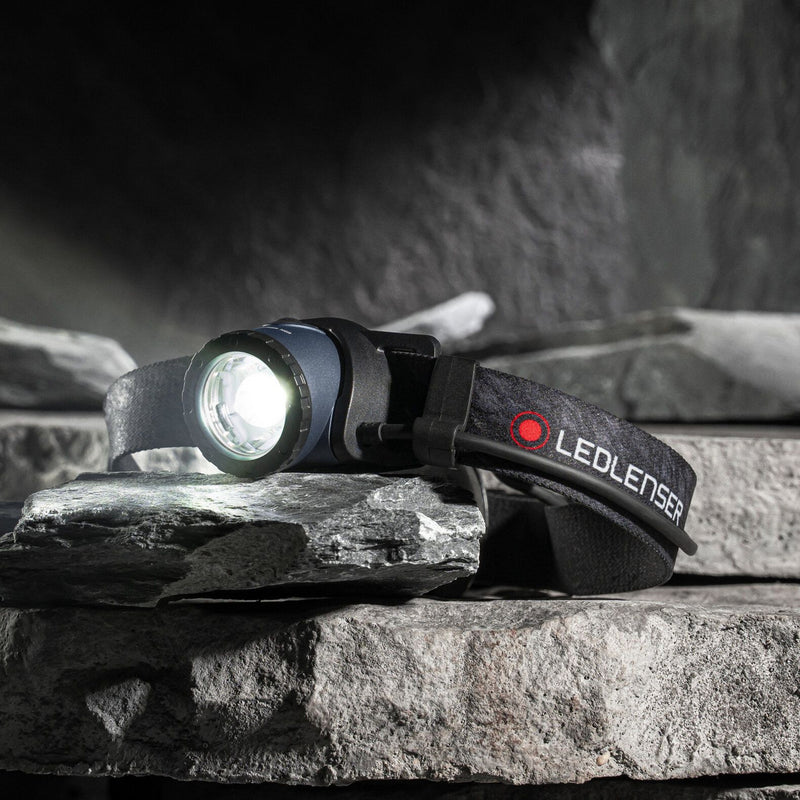 Load image into Gallery viewer, Ledlenser hoofdlamp h8r 25th anniversary edition ledverlichting (donkerblauw zwart, 600 lm, 6000 - 8000k)
