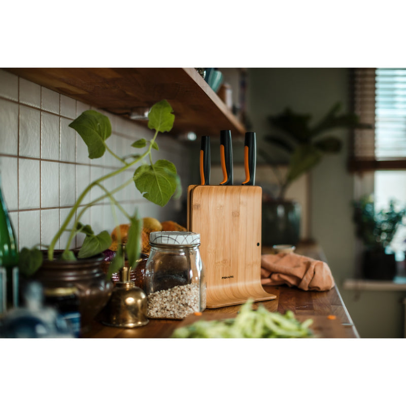 Load image into Gallery viewer, Fiskars functional form bamboe messenblok met 3 messen (meerkleurig, japans roestvrij staal | handvat met softgrip)
