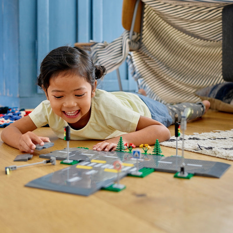 Load image into Gallery viewer, Lego ® city wegplaten 60304 bouwset; bouwbare speelgoedweg; maak de wegplaten vast aan je stad om deze uit te breiden; met lantaarnpalen, stoplichten, verkeersborden, bomen en planten, verkeersdrempels en een zebrapad (112 onderdelen)
