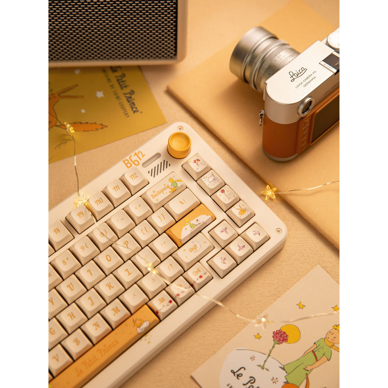 Afbeelding laden in galerijviewer, Iqunix zx75 sunset ponder wireless mechanical keyboard (lichtgeel, us lay-out (qwerty), iqunix silent rose, 75%, rgb leds, hot-swappable, double-shot pbt, 2.4ghz | bluetooth 5.1 | usb-c)

