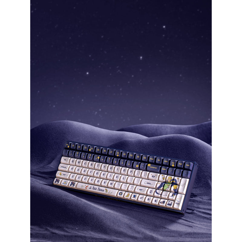 Afbeelding laden in galerijviewer, Iqunix f97 starry tryst rgb mechanisch gaming toetsenbord (donkerblauw, us lay-out (qwerty), iqunix little prince, 96%, rgb leds, hot-swappable, pbt, 2.4ghz | bluetooth 5.1 | usb-c)
