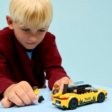 Lego ® city gele taxi - modelautobouwset met 2 minifiguren - klassieke speelgoedtaxi - 60487