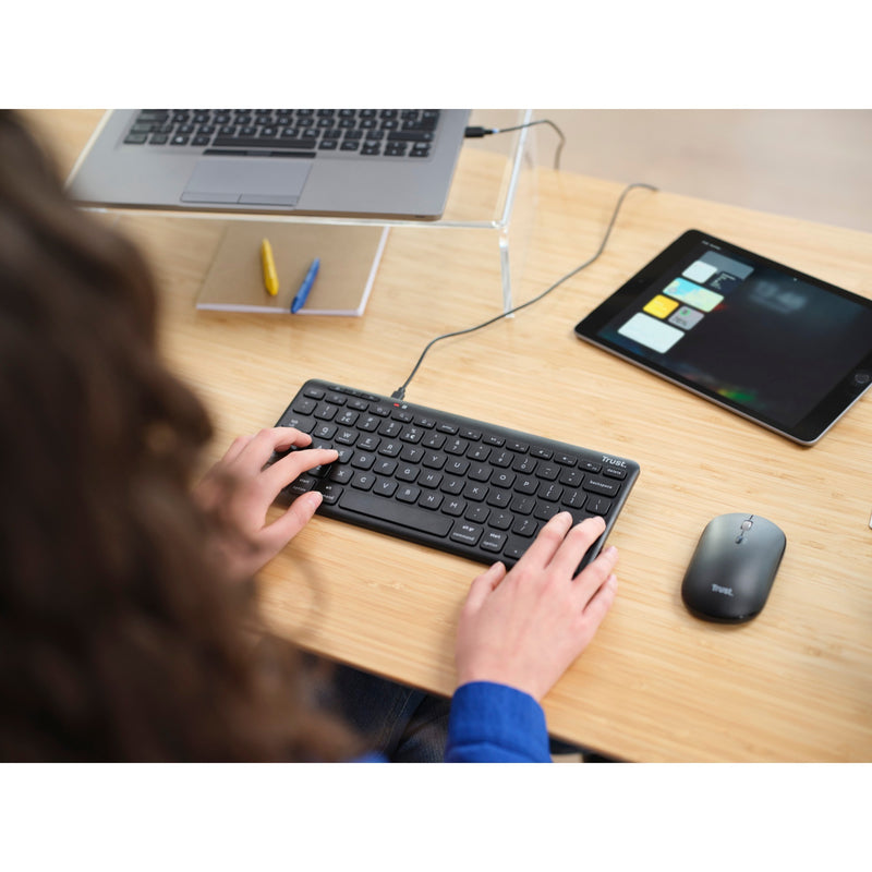 Load image into Gallery viewer, Trust lyra compact draadloos toetsenbord (zwart, us lay-out (qwerty), scissor switches, 65%, 2,4 ghz usb, bluetooth)
