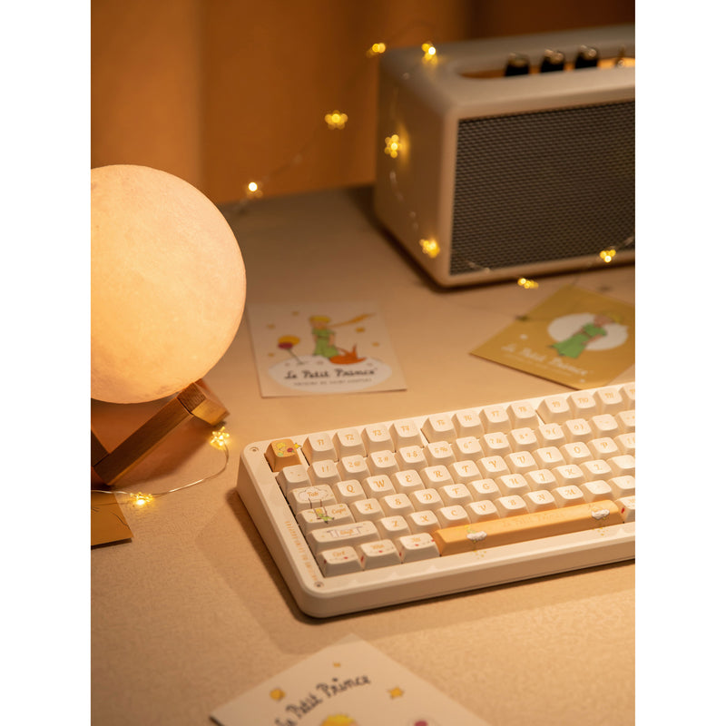 Afbeelding laden in galerijviewer, Iqunix zx75 sunset ponder wireless mechanical keyboard (lichtgeel, us lay-out (qwerty), iqunix silent rose, 75%, rgb leds, hot-swappable, double-shot pbt, 2.4ghz | bluetooth 5.1 | usb-c)
