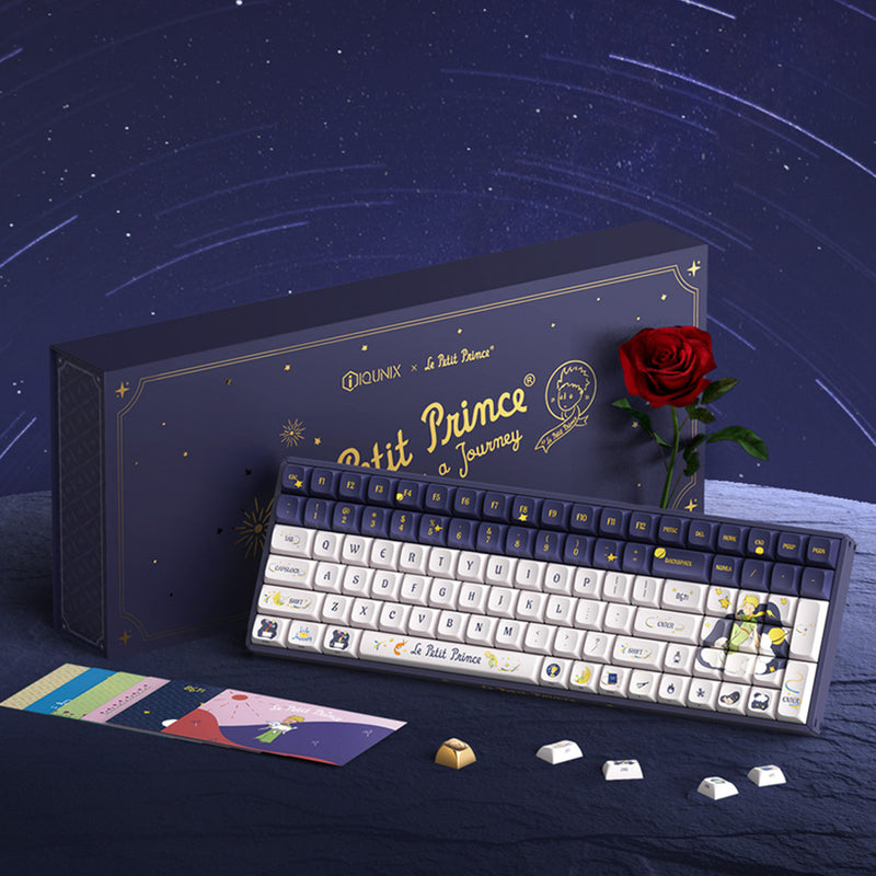 Afbeelding laden in galerijviewer, Iqunix f97 starry tryst rgb mechanisch gaming toetsenbord (donkerblauw, us lay-out (qwerty), iqunix little prince, 96%, rgb leds, hot-swappable, pbt, 2.4ghz | bluetooth 5.1 | usb-c)

