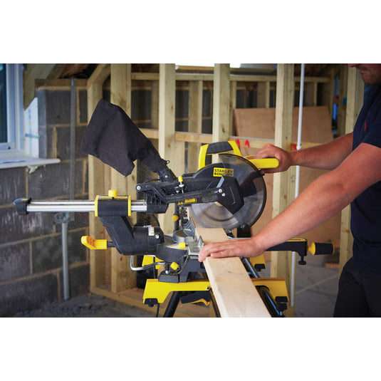 Stanley 1500w 216mm afkort- en verstekzaag met zaagtafel (geel zwart)