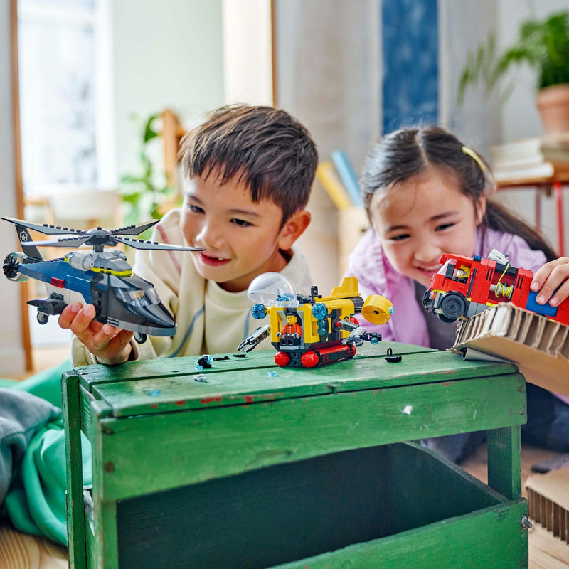 Load image into Gallery viewer, Lego city - helikopter, brandweerauto en onderzeeër remix constructiespeelgoed (60462 | set van 3 modulaire voertuigen)
