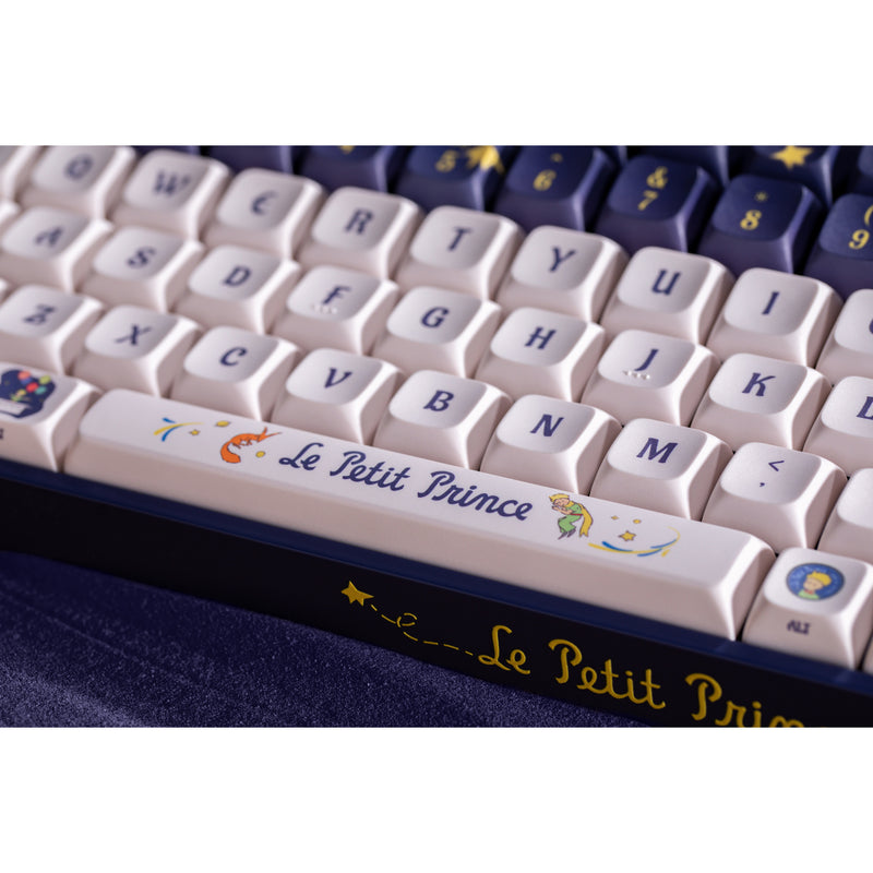Afbeelding laden in galerijviewer, Iqunix f97 starry tryst rgb mechanisch gaming toetsenbord (donkerblauw, us lay-out (qwerty), iqunix little prince, 96%, rgb leds, hot-swappable, pbt, 2.4ghz | bluetooth 5.1 | usb-c)
