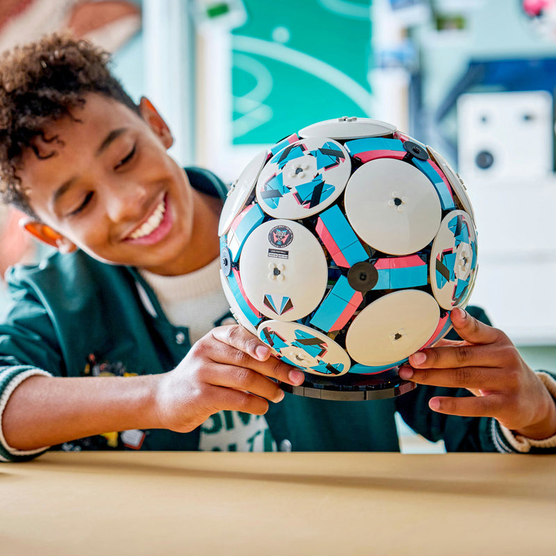 Afbeelding laden in galerijviewer, Lego editions voetbal - 3d-display bouwpakket met mini-stadion - verjaardagscadeau voor jongens, meisjes en voetbalfans vanaf 10 jaar - 43019
