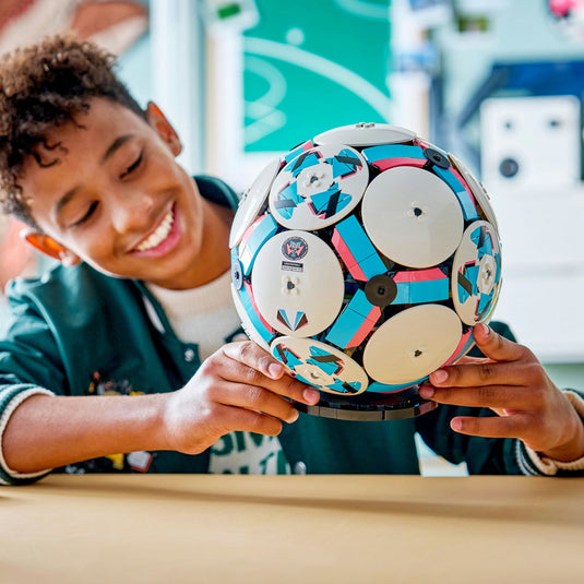 Lego editions voetbal - 3d-display bouwpakket met mini-stadion - verjaardagscadeau voor jongens, meisjes en voetbalfans vanaf 10 jaar - 43019