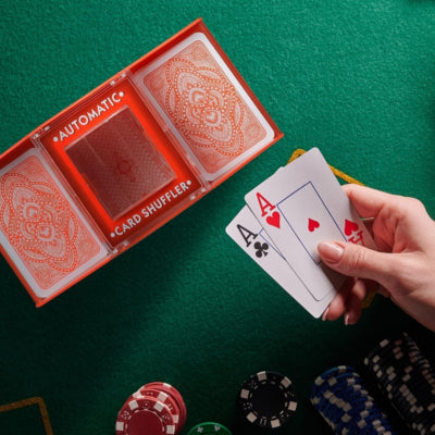 Load image into Gallery viewer, Relaxdays kaartenschudmachine op batterij rood 4 decks | 6 stuks
