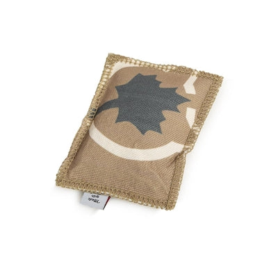 Load image into Gallery viewer, Canadiancat company Canadian cat speelkussen love met catnip grijs beige
