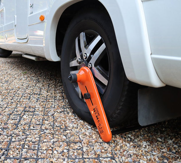 Load image into Gallery viewer, Fullstop Nemesis Plus wielklem SCM voor camper oranje
